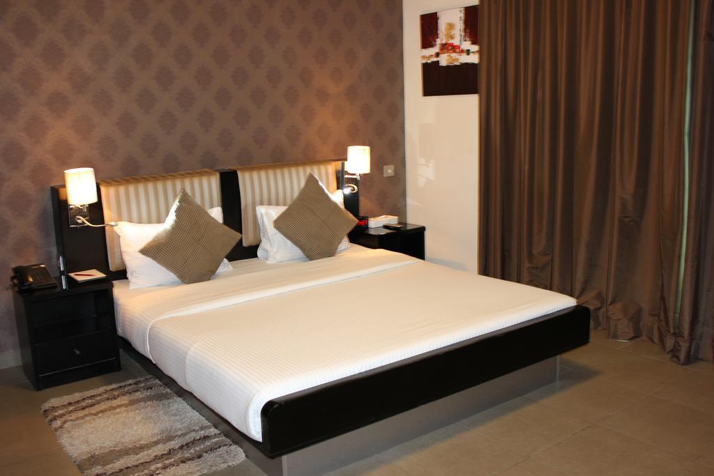 Royal Ascot Hotel Apartment - Kirklees 2 Дубай Екстер'єр фото